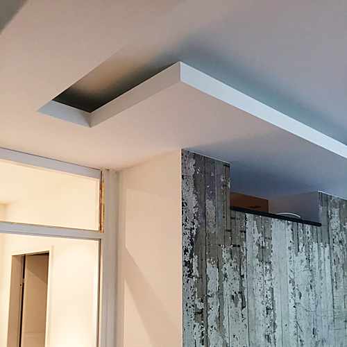 Abgehängte Trockenbaudecke mit Stufe über einer Wand in Shabby-Holzoptik