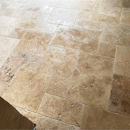 Boden aus Travertin-Natursteinplatten im römischen Verband