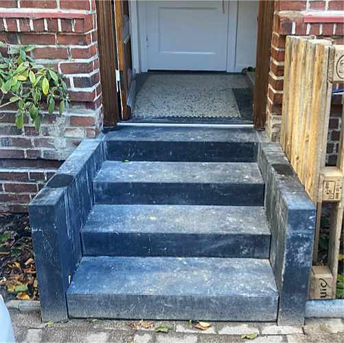 Alte Eingangstreppe aus dunklen Betonstufen vor der Renovierung