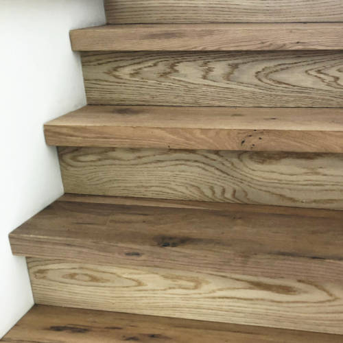 Treppe mit Stufen aus Eichenholz